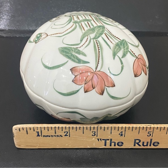 Handpainted Ducks & Lilies Porcelain Scalloped Shell Lidded Trinket Box - Picture 9 of 16